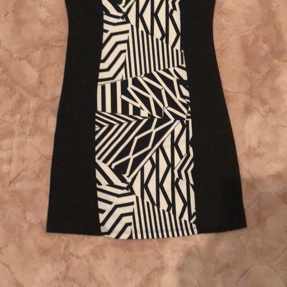 Black & white bodycon dress ((FreeGift wPurchase)) - Picture 4 of 5